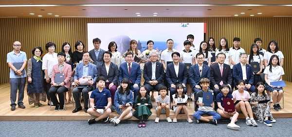 대한민국 독도문예대전 수상자들 <사진=경북도>