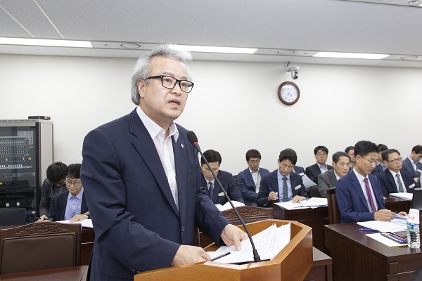 지난 13일 제303회 경북도의회 임시회 제4차 본회의에서 김명호 경북도의원(문화환경위원회, 안동)이'경북도 무형문화재 보존 및 지원에 관한 조례안'을 대표발의 하고 있다 사진=김명호 의원실