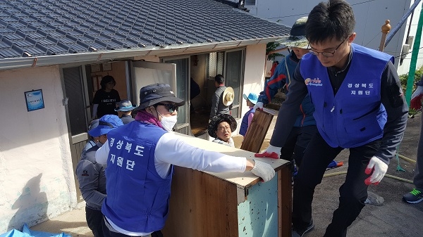 도청 자치행정국과 일자리경제산업실, 복지건강국 직원을 중심으로 구성된 긴급복구반은 태풍으로 큰 침수피해가 발생한 집안의 가재도구를 정리하고 흙더미로 뒤 덮힌 도로 등을 정비하는데 구슬땀을 흘리고 있다