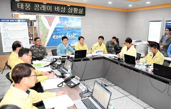 이철우 경북도지사 영덕군청 비상상황실을 방문하고 있다