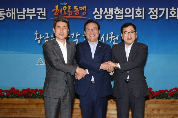 울산,경주,포항 동해남부권 해오ㄹㅁ동맹 상생협의회가 지난 10일 민선7기 출범 이후 첫 정기회를 갖고 내년도 공동협력사업에 적극 나서기로 했다,(왼족부터 이강덕 포항시장,송철호 울산시장,주낙영 경주시장)