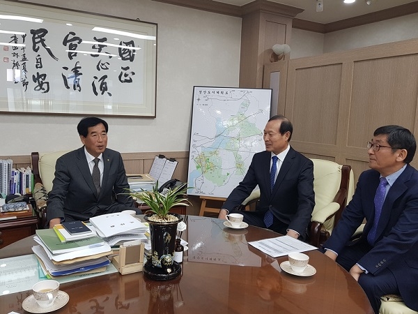 정찬근 대구경북병무청장(가운데)과 최영조 경산시장(왼쪽)이 대화를 나누고 있다