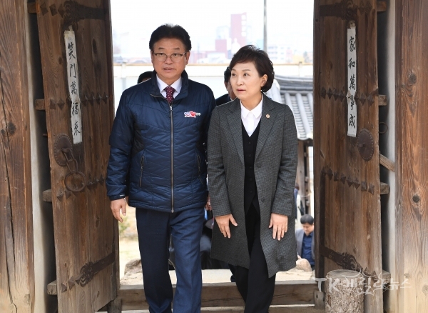 김현미 국토부장관 임청각 방문 사진=경북도