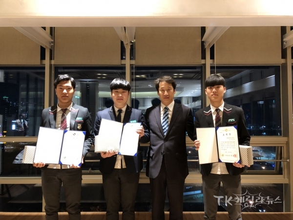 의로운 고교생 도지사 표창(좌부터 신대선, 김영문, 김남일 재난안전실장, 진유석)