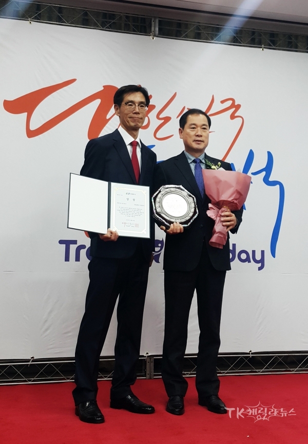 안동국제탈춤페스티벌, 트래블아이 어워즈 가을축제 최우수 선정(오른쪽 안동시 김형동문화복지국장)   사진=안동시