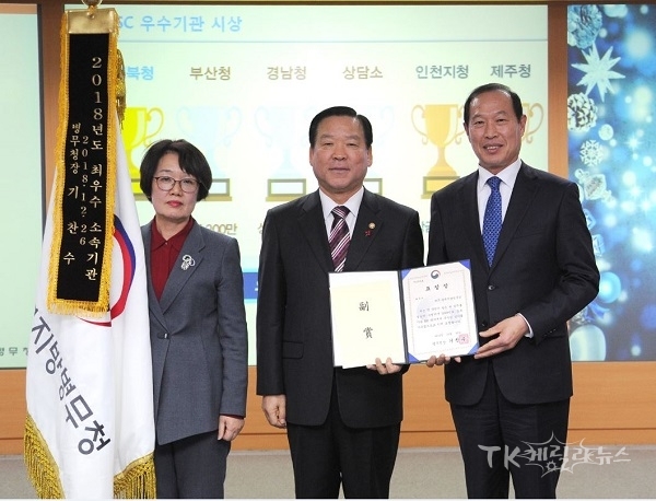 정창근 대구경북병무청장(우)이 기찬수 병무청장(가운데)으로부터 최우수기관 표창을 받고 기념촬영을 하고 있다  사진=대구경북지방병무청