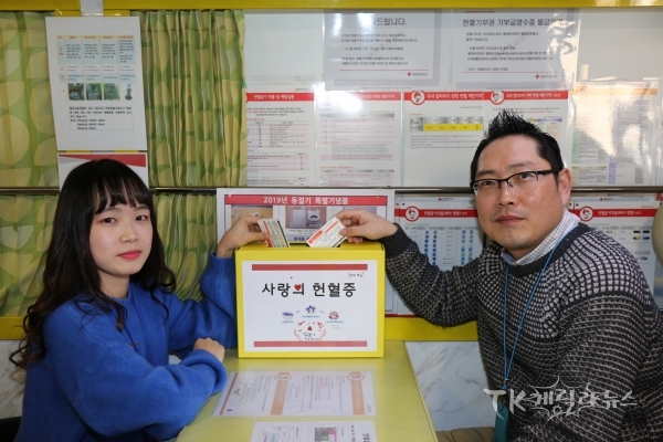 대구경북병무청 직원들이 헌혈증을 기부하고 있다   사진=대구경북지방병무청