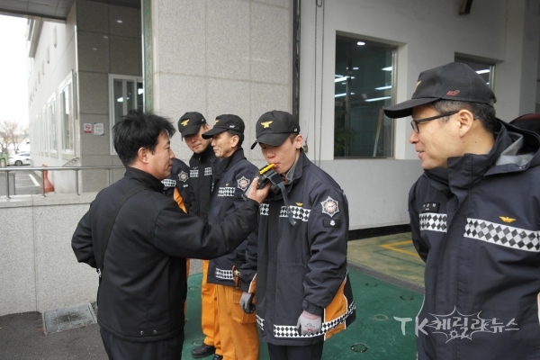 포항남부소방서 직원을 대상으로 불시 음주측정을 실시하고 있다 사진=포항남부소방서