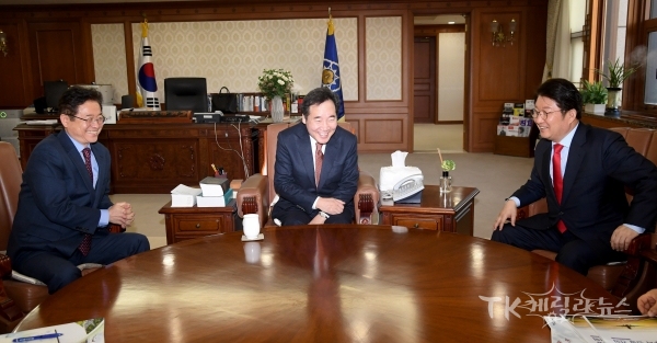 이철우 경북도지사와 권영진 대구시장은 29일 이낙연 국무총리와 면담을 나누고 있다 사진=경북도