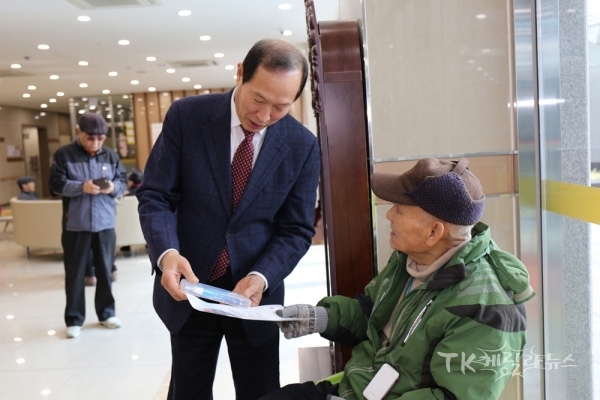 정창근 대구경북병무청장이 어르신에게 병역명문가 안내 리플릿을 나눠드리고 있다