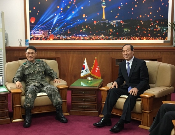 정창근 대구경북병무청장과 황인권 제2작전사령관이 현안 업무를 논의하고 있다  사진=대구경북병무청