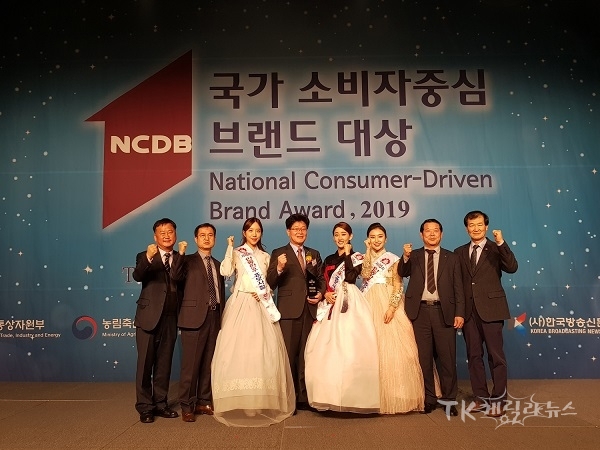 안동한우 홍보사절단 등 관계자들과 함께 기념촬영  사진=안동시