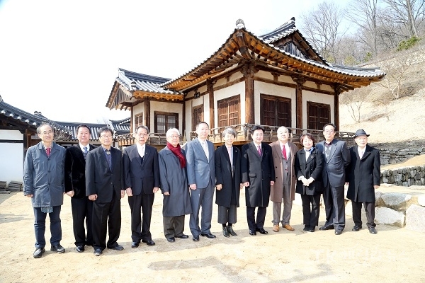 관계자들과 기념촬영  사진=안동시