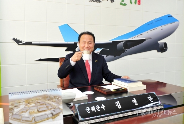 김영만 군위군수가 '플라스틱 프리 챌린지'에 동참하는 인증샷