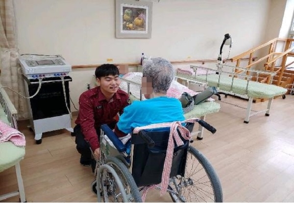 어르신의 이동을 도와주는 박진환 사회복무요원. 사진=대구경북지방병무청