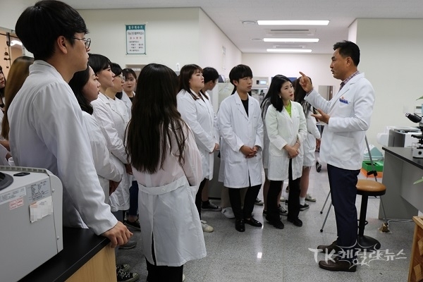 대구보건대학교 임상병리과 학생들이 진단의학검사장을 견학하며 설명을 듣고 있다.  사진=대구경북지방병무청