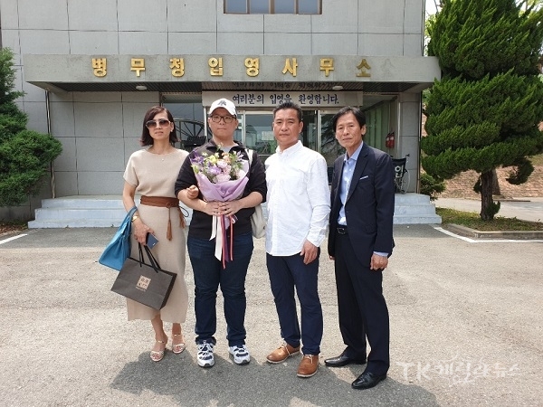 2019년 1호 슈퍼굳건이 천영수씨가 입영을 앞두고 당당하게 기념사진을 촬영하고 있다. 사진=대구경북병무청