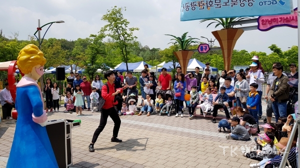 참가자들이 마술공연을 즐기고 있다.  사진=경북관광공사