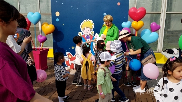 어린이 참가자들이 어린왕자 이벤트에 참가하고 있다. 사진=경북문화관광공사