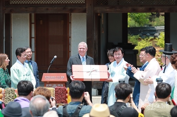 권영세 안동시장이 담연재에서 앤드루 왕자에게 안동한지를 선물로 주고 있다. 사진=안동시