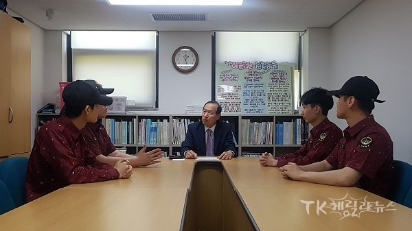 정창근 대구경북병무청장이 사회복무요원들과 이야기를 나누고 있다 . 사진=대구경북지방병무청