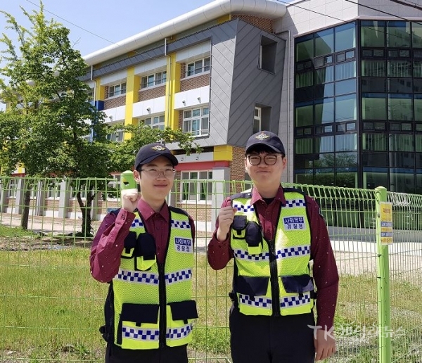 초등학교 주변을 순찰 중인 김승완(왼쪽),허성진(오른쪽) 사회복무요원.