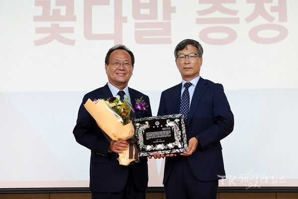 안동대 권태환 총장이 고정환 교무처장으로부터 송공패를 전달받고 기념촬영을 하고 있다. 사진=안동대