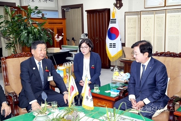 왼쪽 사토 히로키 사가에시 시장, 오른쪽 권영세 안동시장. 안동시