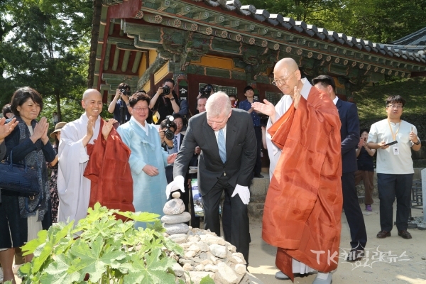 봉정사_앤드루왕자가 돌탑을 쌓는 장면. 사진=안동시