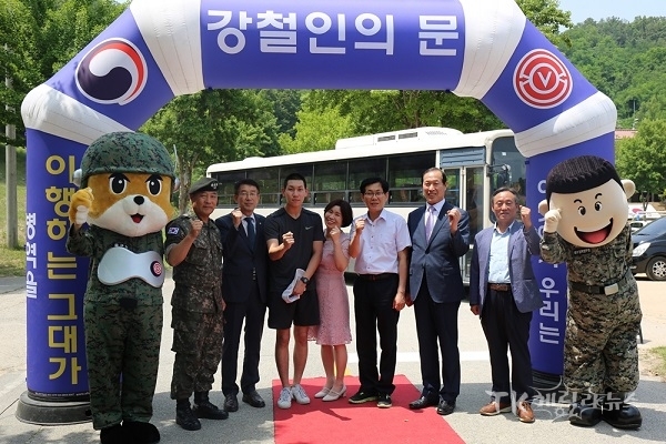 입영을 앞둔 청년이 강철인의 문 앞에서 기념촬영을 하고 있다 . 사진=대구경북병무청