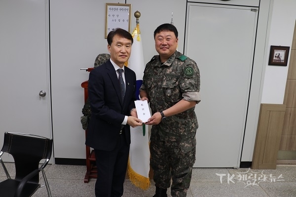 김상출 보훈지청장은 육군 제 3260부대 3대대를 방문해 이재진 대대장에게 위문금을 전달하고 기념 촬영을 하고 있다. 사진=경북북부보훈지청
