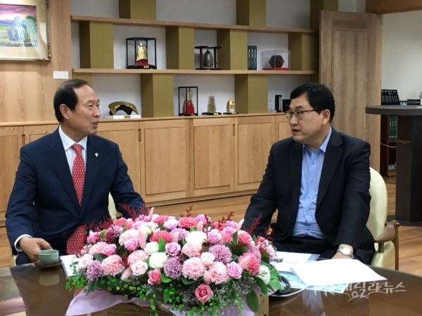 정창근 대구경북지방병무청장(좌)이 주낙영 경주시장(우)과 현안업무를 논의하고 있다. 사진=대구경북병무청
