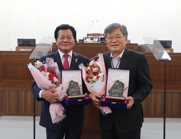 손광영,이재갑의원 공로패 수상.사진=안동시의회
