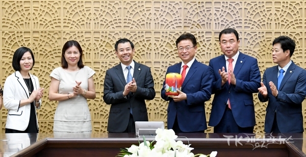 선물교환. 사진=경북도