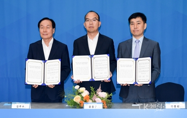 지역발전투자협약 시범사업 협약식(좌부터 김주수 의성군수, 윤종진 행정부지사, 국토교통부 안충환 국토도시실장). 사진=경북도