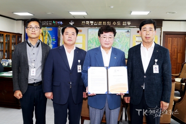 권영세(우,두번째) 안동시장과 관계직원들이 유네스코 글로벌 학습도시 가입증서를 들고 기념촬영을 하고 있다. 사진=안동시