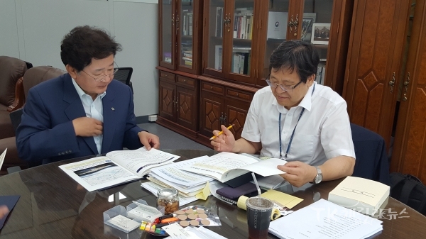 권영세 안동시장이 기획재정부를 찾아 안일환 기획재정부 예산실장에게 지역현안사업의 정부예산 반영을 건의하고 있다. 사진=안동시