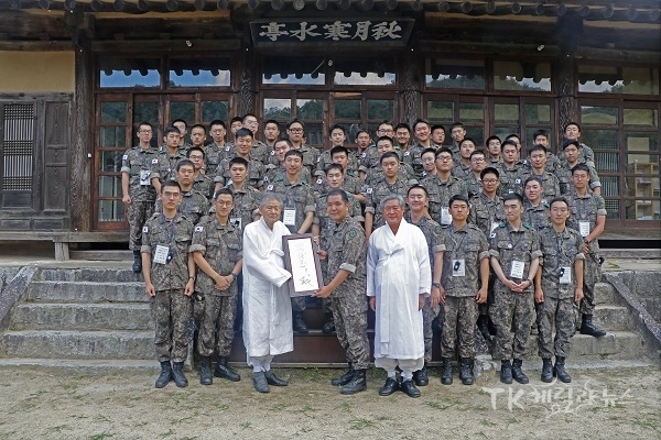 이근필 종손이 교육자의 중요성을 강조하는 의재정아(義在正我) 붓글씨를 부대에 전달하고 있다. 사진=육군 제50사단 일격연대