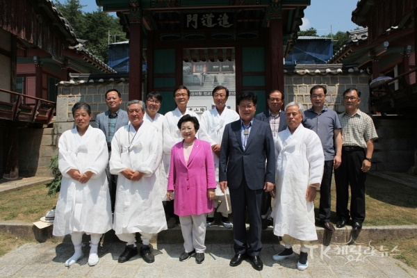 도사서원에서 기념촬영. 사진=안동시