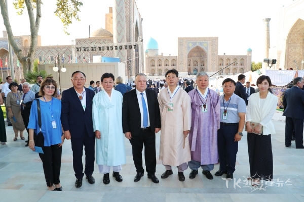 사마르칸트 국제민족음악제 방문(왼쪽부터 두번째 박원호 축제재단집행위원장,권영세 안동시장, 우즈베키스탄 문화체육부장관,정훈선 시의회의장, 권광택 시의회부의장)사진=안동시