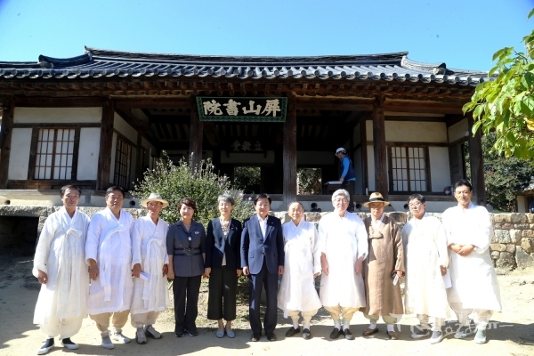 왼쪽부터 이달희 경북도정무실장, 정재숙 문화재청장, 권영세 안동시장, 정관 병산서원장. 사진=안동시