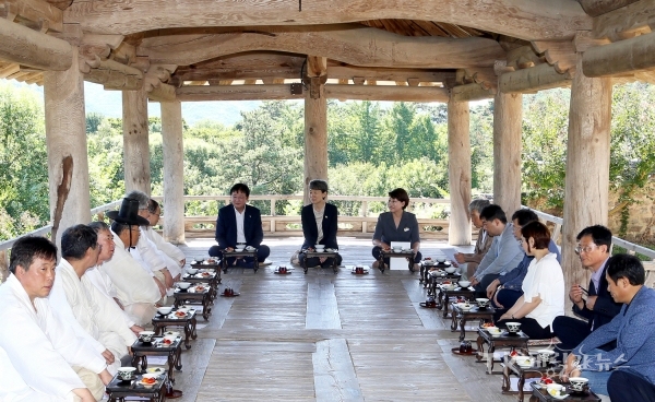 만대루에서 간담회를 하고 있다(왼쪽부터 권영세 안동시장, 정재숙 문화재청장,이달희 경북도정무실장) 사진=안동시