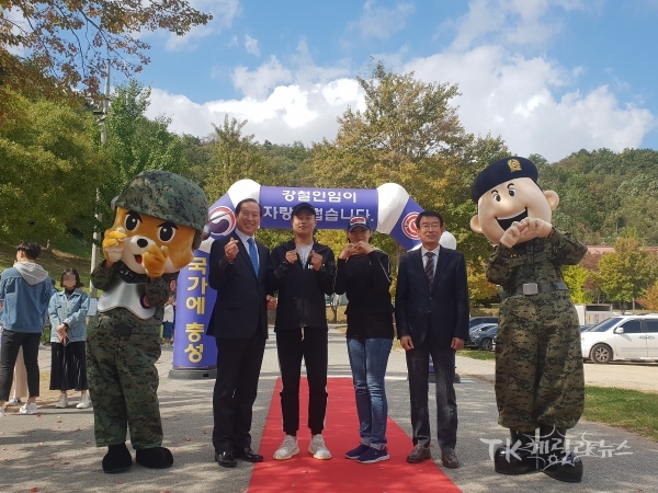 정창근 대구경북병무청장이 입영자와 가족을 격려하며 기념사진을 촬영하고 있다. 사진=대구경북병무청