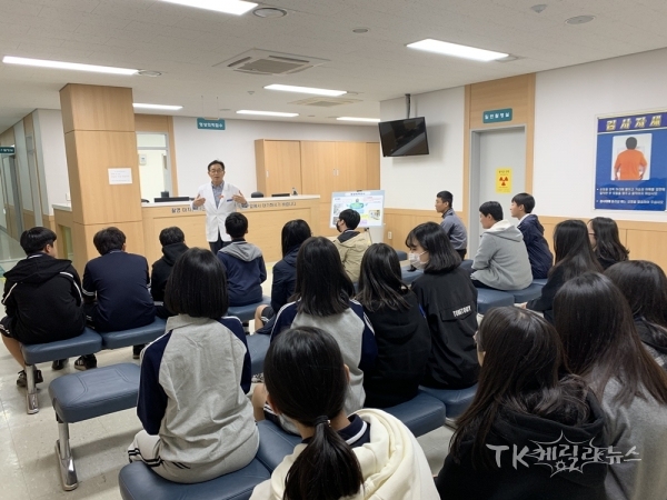 병역판정검사 과정에 대해 설명을 듣고 있는 강동중학교 학생들 모습. 사진=대구경북지방병무청
