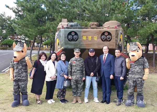 정창근 대구경북병무청장(오3)과 이재호 해병대교육훈련단장(오5)이 입영을 앞둔 청년과 그 가족들을 격려하며 기념사진을 촬영하고 있다