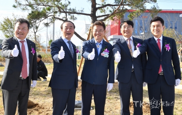 에코프로비엠 준공식 기념식수(이동채회장 정영현, 삼성SDI사장,도지사,부지사,포항시장)