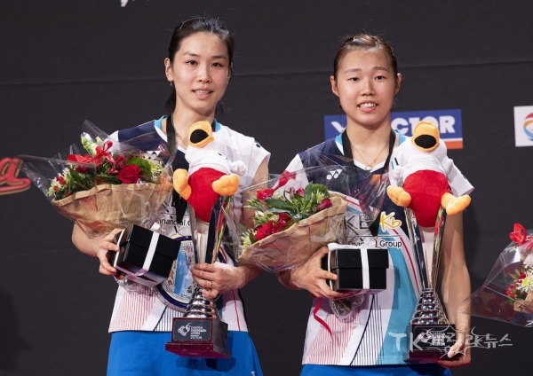 정경은(왼쪽), 백하나(오른쪽)가 20일(현지시각) 2019 세계배드민턴연맹(BWF) 덴마크오픈 여자복식 우승.   사진=안동과학대