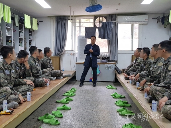 대구경북병무청 복무지도관이 군사교육소집 수료자와 대화를 나누고 있다.  사진=대구경북지방병무청