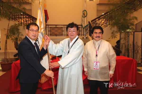 지난8일 세계탈문화예술연맹 필리핀 바콜로드 총회 폐회식에서 2021년 차기개최지안동시에 연맹기를 전달했다 (오른쪽부터 김형동 안동시문화관광국장, 권영세 연맹회장, 바콜로드시장)