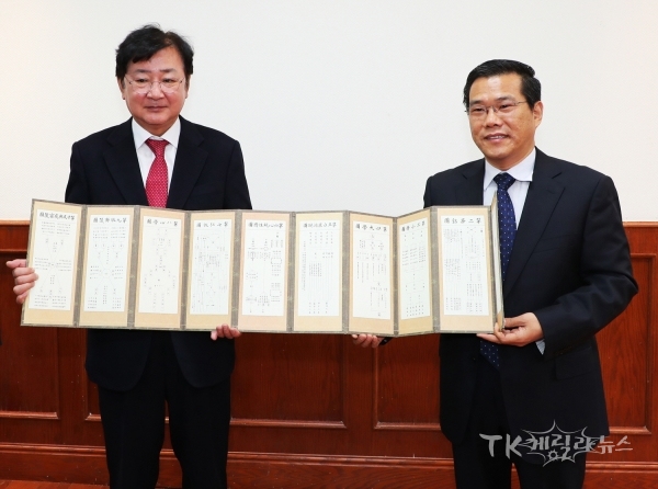 권영세 안동시장이 공번가 산동성위원회 선전부 부부장에게 성학십도를 전달하고 기념촬영을 하고 있다. 사진=안동시
